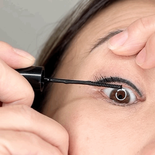 APPLY BOND TO YOUR LASHES